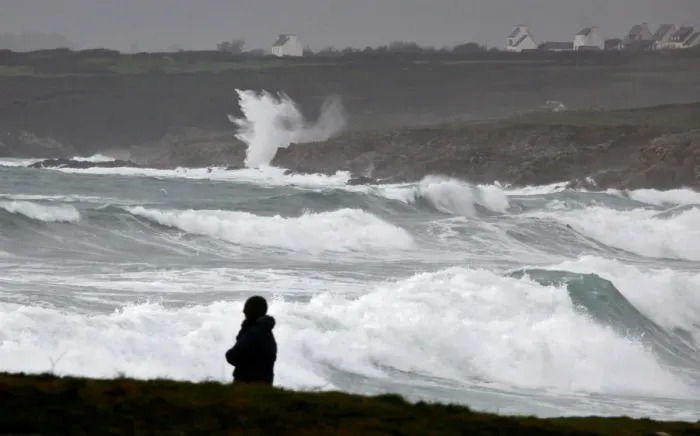 Framed Print : Waves break on the Brittany coast as storm Eleanor approaches Esquibien Framed Print : Waves break on the Brittany coast as storm Eleanor approaches Esquibien