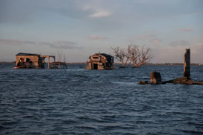 Framed Print : The Wider Image: Rising seas threaten early end for sinking village in Philippines