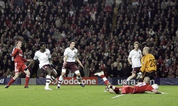 Emmanuel Adebayor scores Arsenals 2nd goal past Pepe Reina (Liverpool)