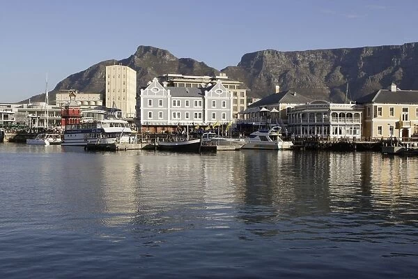 South Africa, Cape Town, Victoria and Alfred Waterfront, main basin with view of African Trading Post and Table Mountain