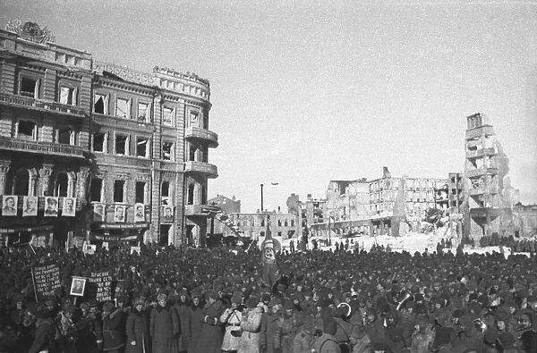 World war 2, battle of stalingrad, in liberated stalingrad, a rally is held for general rodimtsevs heroes, 1943