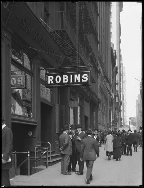 S. M. Robins Co. sign at 35 Broadway, New York City, May 2, 1916 (b  /  w photo)