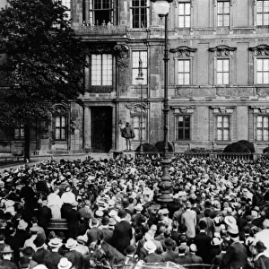 Kaiser Wilhelm II on palace balcony, Berlin, WW1