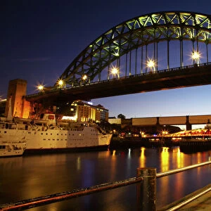 England, Tyne & Wear, Newcastle Upon Tyne. The famous Tyne Bridge and river Tyne in the city of Newcastle
