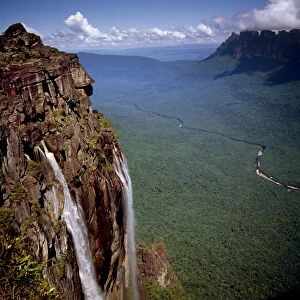 Angel Falls and Mount Auyantepui (Auyantepuy) (Devils Mountain), looking out to Churun Gorge