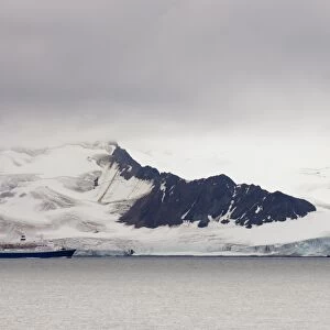 Cruise ship, Livingston Island, South Shetland Islands, Antarctica, Polar Regions