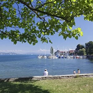 People sitting at the lakeshore, Bodman-Ludwigshafen, Lake Constance (Bodensee), Baden Wurttemberg, Germany, Europe