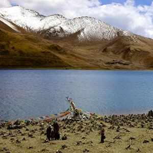 Sacred Tibetan Yamdrok Tso Lake (Yamzho Yumco) with mountains in background beside the Friendship Highway, Tibet, China, Asia
