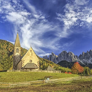 Church of St. Magdalena. In the background the Odle Mountains