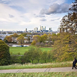 England, London, Greenwhich, Royal Greenwich Park and Canary Wharf in Autumn