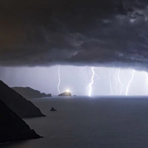 an impressive summer lightning storm is about to hit the Isle of Tino