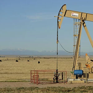 Oil derrick, Pawnee National Grassland, Colorado, USA