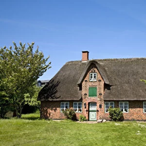 Thatched roof house, former captains house Oomrang Hus, Nebel, Amrum Island, North
