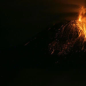 Ecuadors Tungurahua volcano spews large clouds of gas and ash near Banos, south of Quito