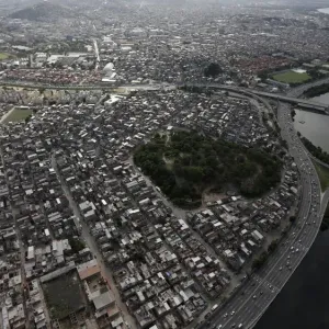 The Mare slums complex, with the Linha Vermelha Freway on the right The Mare slums complex, with the Linha Vermelha Freway on the right