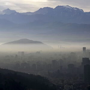 Smog shrouds Chiles capital Santiago