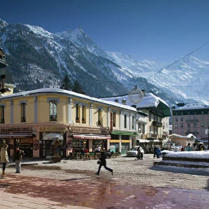FRANCE-French Alps (Haute-Savoie)-CHAMONIX-MONT-BLANC: Along Quai d Arve / Winter