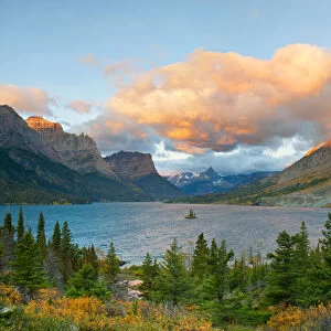 USA, Montana, Glacier National Park. St. Mary Lake at sunrise