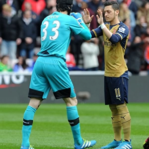 Arsenal's Ozil and Cech Prepare for Sunderland Clash (Premier League 2015-16)