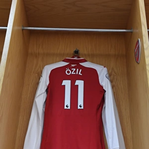 Mesut Ozil's Empty Arsenal Locker: Arsenal v Huddersfield Town, Premier League 2017-18