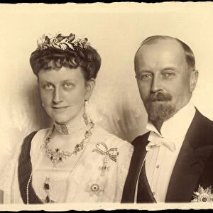 Photo Ak Prince Leopold IV to Lippe with wife Anna zur Ysenburg Budingen, (b / w photo)