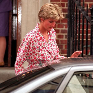 DIANA, THE PRINCESS OF WALES LEAVING ST MARYs HOSPITAL AFTER VISITING AIDS VICTIM