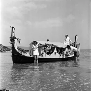 Holiday: Transport: Boats. A gondolier on the beach in Cornwall. June 1953 D3025-001