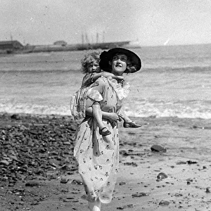 Mary Glynne (Mrs Neilson Terry) with her little daughter Hazel at Minehead 1921 Alf