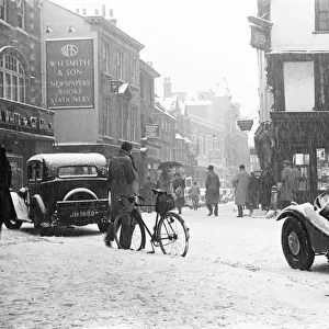 Shoppers seen here at Kingston braving the snow. January 1939
