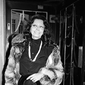 Sophia Loren arriving at Claridges Hotel, London. 25th March 1979