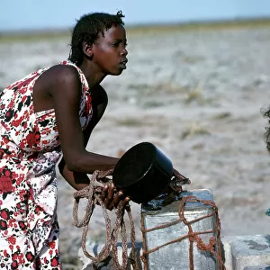 Lower Juba. Fabda. Women at a well during the drought period