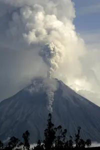 Ecuador Prints: Ecuadors Tungurahua volcano erupts in Banos, south of Quito