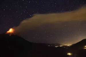 Ecuador Prints: Ecuadors Tungurahua volcano spews large cloud of ash to nearby town of Bilbao