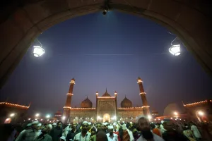 <b class=qtipBold><figcaption>Gm1Dtturagaa</figcaption></b><br>Indian Muslims walk back after eating their Iftar (fast-breaking) meal during the holy month of Ramadan at the Jama Masjid (mosque) in the old quarters of Delhi October 22, 2006. REUTERS/B Mathur (INDIA) Gm1Dtturagaa