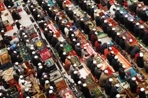 <b class=qtipBold><figcaption>Gm1Dttxporaa</figcaption></b><br>Muslims pray in the Dongguan Great Mosque during Eid al-Fitr, which marks the end of the fasting month of Ramadan, in Xining, capital of northwestern China's Qinghai province, October 23, 2006. CHINA OUT REUTERS/Stringer (CHINA) Gm1Dttxporaa