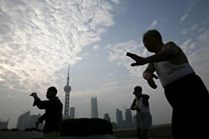 <b class=qtipBold><figcaption>Gm1Dvwggbraa</figcaption></b><br>Locals practice tai chi at the Bund on the banks of the Huangpu River in Shanghai August 6, 2007. The Bund is one of the most famous tourist sites in Shanghai. Locals use the Bund as a place for morning exercises as well as other activities. REUTERS/Nir Elias (CHINA) Gm1Dvwggbraa