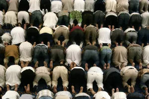 <b class=qtipBold><figcaption>Gm1Dweoofqaa</figcaption></b><br>Muslims pray during the fasting month of Ramadan in the mosque of Malaga, southern Spain, September 17, 2007. Picture taken September 17, 2007. REUTERS/Jon Nazca (SPAIN) Gm1Dweoofqaa