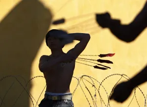 <b class=qtipBold><figcaption>Gm1Dxboyejaa</figcaption></b><br>Afghan Shi'ite Muslims flagellate themselves with chains during an Ashura procession in Kabul January 19, 2008. Ashura, a 10-day-long event commemorates the death of Prophet Mohammed's grandson Imam Hussein in battle 1, 300 years ago. REUTERS/Ahmad Masood (AFGHANISTAN) Gm1Dxboyejaa