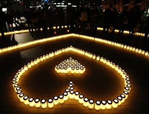 <b class=qtipBold><figcaption>Gm1Dxgmunkaa</figcaption></b><br>Candles are placed to form the shape of a heart at a promotional event for Valentine's Day at Yokohama Red Brick Warehouse in Yokohama, south of Tokyo February 14, 2008. About 1, 000 candles were used in this event. REUTERS/Kim Kyung-Hoon (JAPAN) Gm1Dxgmunkaa