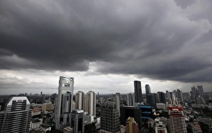 <b class=qtipBold><figcaption>GM1E5611B7101</figcaption></b><br>Rain clouds gather over Bangkok's skyline June 1, 2009. REUTERS/Sukree Sukplang (THAILAND CITYSCAPE SOCIETY ENVIRONMENT) GM1E5611B7101