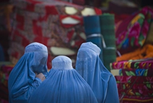 <b class=qtipBold><figcaption>GM1E5AT002Y01</figcaption></b><br>Afghan women stand in a traditional local bazaar while shopping in Herat October 28, 2009. REUTERS/Morteza Nikoubazl (AFGHANISTAN SOCIETY) GM1E5AT002Y01