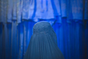 <b class=qtipBold><figcaption>GM1E5AT02PF01</figcaption></b><br>An Afghan woman shops in a local traditional bazaar in Herat October 28, 2009. REUTERS/Morteza Nikoubazl (AFGHANISTAN SOCIETY) GM1E5AT02PF01