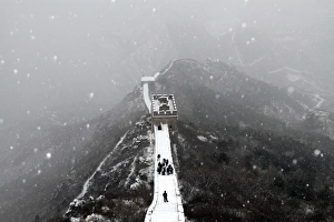 <b class=qtipBold><figcaption>GM1E5BC1GUF01</figcaption></b><br>People visit the Great Wall of China during a heavy snowfall on the outskirts of Beijing November 12, 2009. REUTERS/Jason Lee(CHINA SOCIETY ENVIRONMENT IMAGES OF THE DAY) GM1E5BC1GUF01