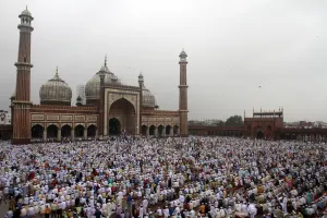 <b class=qtipBold><figcaption>GM1E69B0ZDO01</figcaption></b><br>Muslims pray at the Jama Masjid (Grand Mosque) on the occasion of Eid al-Fitr in the old quarters of Delhi September 11, 2010. Muslims around the world celebrate Eid el Fitr, the religious festival that marks the end of the fasting month of Ramadan. REUTERS/B Mathur (INDIA - Tags: RELIGION SOCIETY) GM1E69B0ZDO01