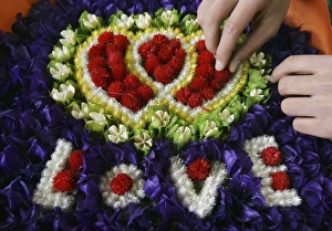 <b class=qtipBold><figcaption>GM1E72E1FM101</figcaption></b><br>A vendor prepares a heart-shaped Valentine's Day bouquet at a flower market in Kunming, Yunnan province February 14, 2011. REUTERS/Stringer (CHINA - Tags: SOCIETY) CHINA OUT. NO COMMERCIAL OR EDITORIAL SALES IN CHINA GM1E72E1FM101