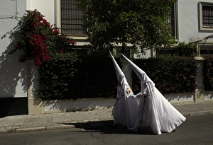 <b class=qtipBold><figcaption>GM1E74H1OTE01</figcaption></b><br>Penitents walk to a church before taking part in the procession of "La Paz" (The Peace) brotherhood during Holy Week in the Andalusian capital of Seville, southern Spain, April 17, 2011. Hundreds of Easter processions take place around the clock in Spain during Holy Week, drawing thousands of visitors. REUTERS/Marcelo del Pozo (SPAIN - Tags: SOCIETY RELIGION) GM1E74H1OTE01
