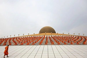 <b class=qtipBold><figcaption>GM1E75H1TOR01</figcaption></b><br>A Buddhist monk arrives to join others attending a ceremony during Vesak Day, an annual celebration of Buddha's birth, enlightenment and death, at Wat Dharmmakaya in Pathum Thani province, on the outskirts of Bangkok May 17, 2011. REUTERS/Damir Sagolj (THAILAND - Tags: RELIGION SOCIETY) GM1E75H1TOR01