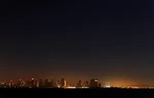 <b class=qtipBold><figcaption>GM1E79912PW01</figcaption></b><br>The city of San Diego remains in the dark following a power outage September 8, 2011. The massive power outage left well over a million people without electricity in Southern California and parts of Arizona and Mexico on Thursday, San Diego Gas and Electric said, warning service might not be restored until the next day. REUTERS/Mike Blake (UNITED STATES - Tags: DISASTER ENERGY) GM1E79912PW01