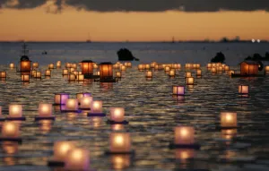 General Prints: Lanterns float on the water during the Japanese ceremony Toro Nagashi in Honolulu