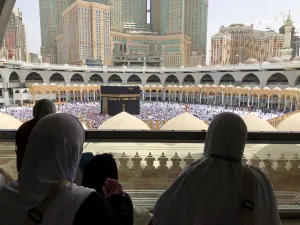 Religion Prints: Muslim women pray and gather around the holy Kaaba at the Grand Mosque during the holy